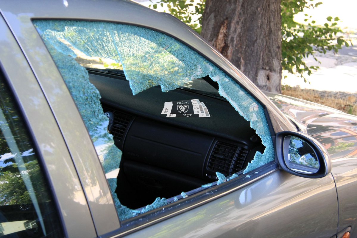 RaiderPosts's tweet image. Be careful out there. I had 2 Raiders tickets in my car and someone broke in and left 2 more.