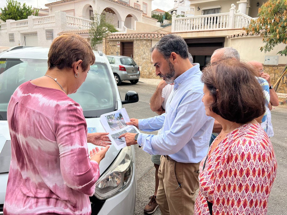 PsoeCjardin's tweet photo. 📌 Visita de Dani Pérez y  @RosadelMar1 a la barriada de San José para conocer de primera mano por parte de la asociación de vecinos los verdaderos problemas de la zona. https://t.co/jBPjqJLBDf
