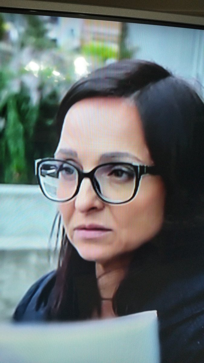 Prokuratorka z prokuratury okręgowej w Opolu wjechała na skrzyżowanie na czerwonym świetle i uderzyła w auto innej kobiety. Pani sędzia ze zdjecia umorzyła postępowanie pani prokurator stwierdzając, że uczszczerbek na zdrowiu kobiety, w którą wjechała nie trwał dłużej jak 7 dni.