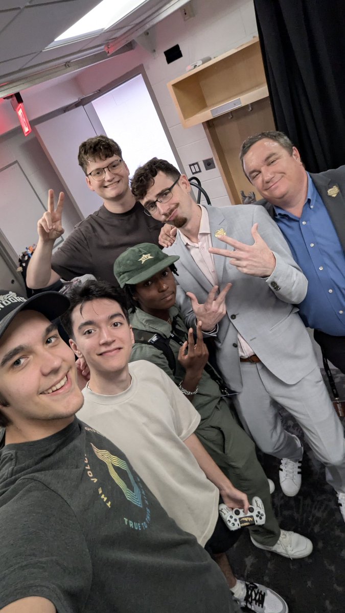 Melekiym tweet media