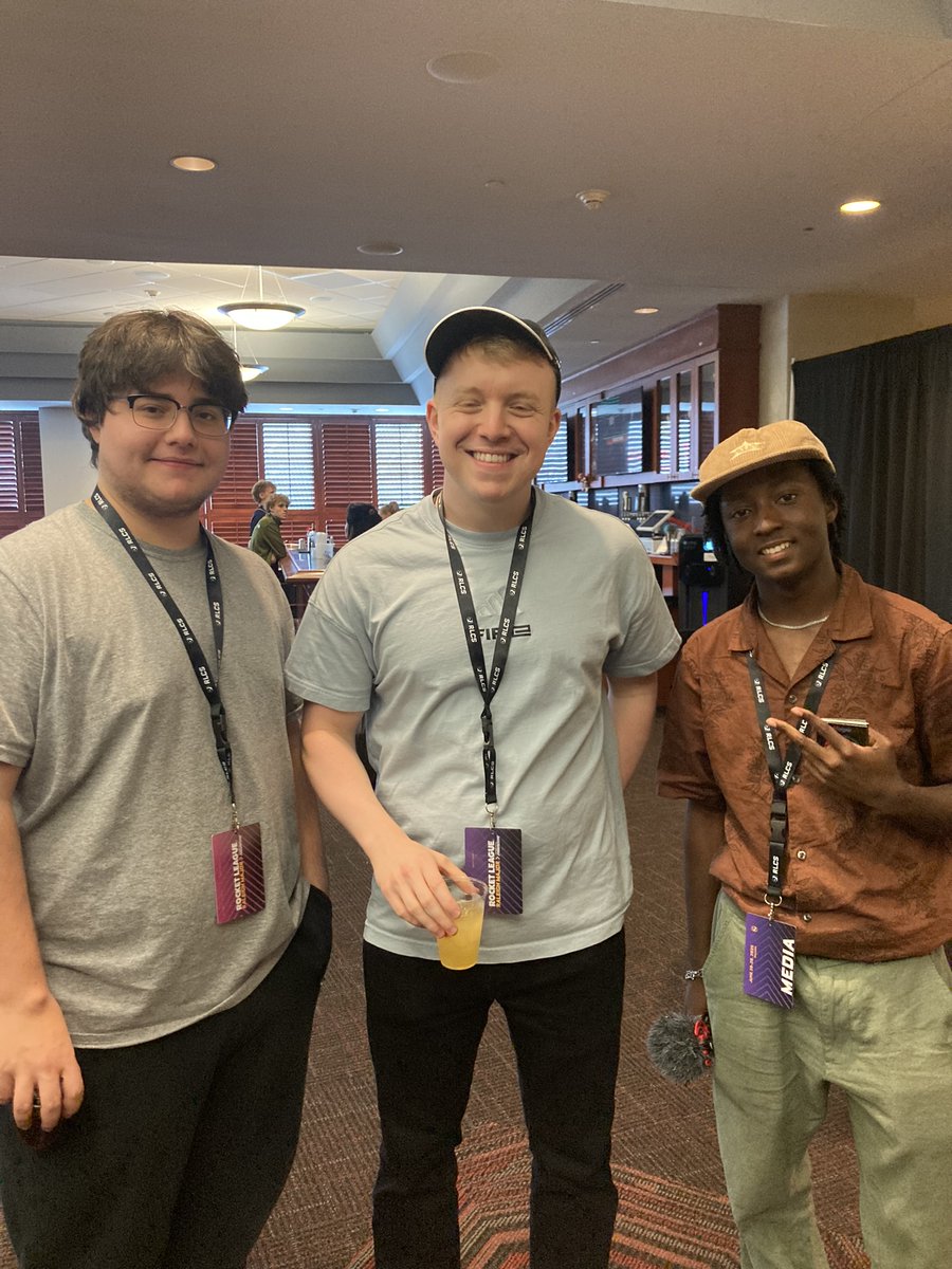 Melekiym tweet media