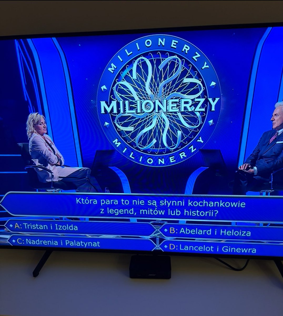 Polsat w Milionerach uprawia typowy rage content. Ustawione pytania i odpowiedzi, mające na celu wzbudzenie złości widza na „głupiego” uczestnika. Mało jest hejtu w sieci, teraz hejt wzbudza się w programie rozrywkowym jednej z największych stacji tv. Ohyda.