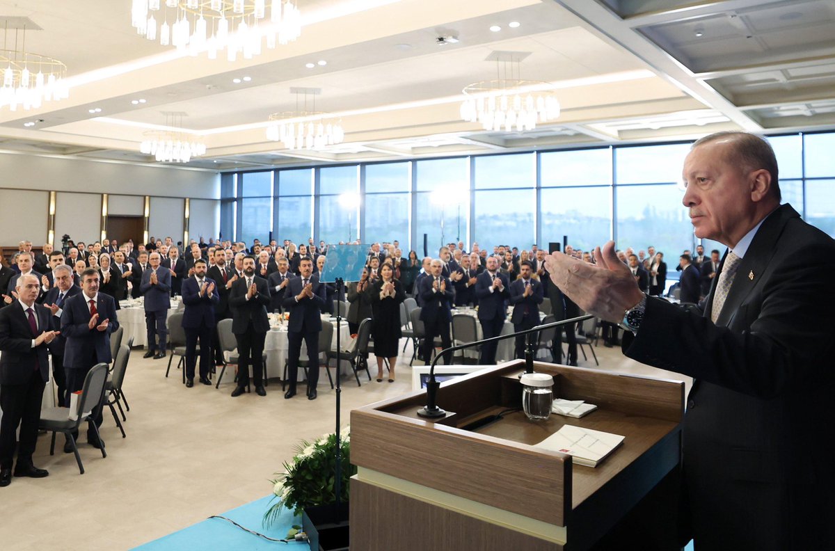 📍 AK Parti Genel Merkezi

Cumhurbaşkanımız Sayın <a href="/RTErdogan/">Recep Tayyip Erdoğan</a>'ın başkanlığında AK Parti Grup Toplantımızı büyük bir coşku ve muhabbetle gerçekleştirdik. 

Sayın Cumhurbaşkanımızın yeni döneme ilişkin kapsayıcı, kucaklayıcı, uzlaşmayı teşvik edici hitaplarını dinledik. 

Yeni