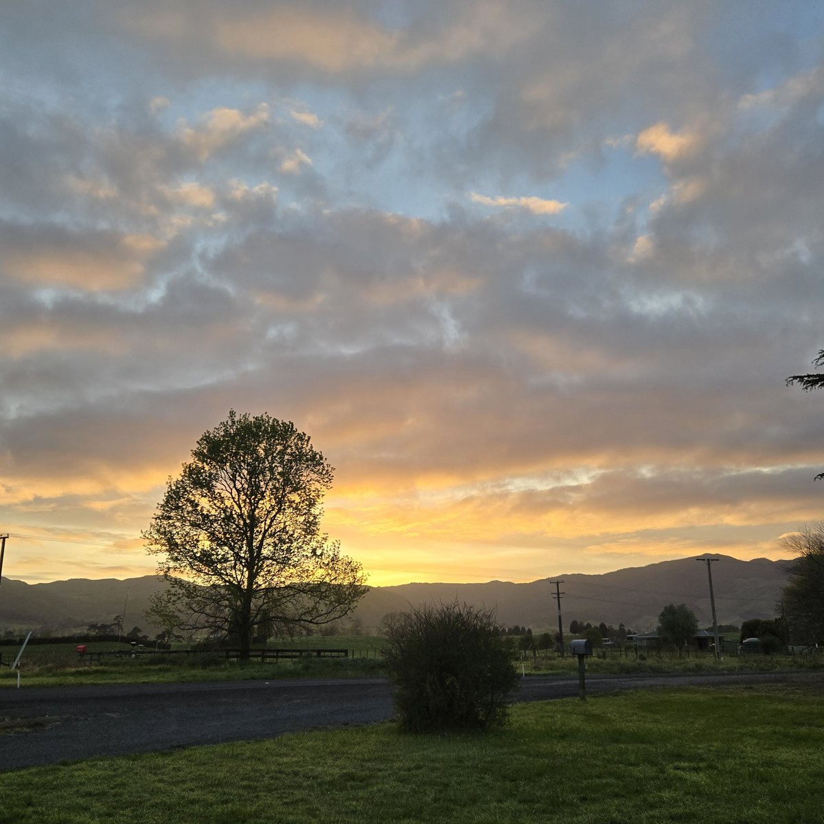 Amazing how much changes in 15  mins.
First pic is from the cowshed around 6.30am
Second pic is from home around 6.48am