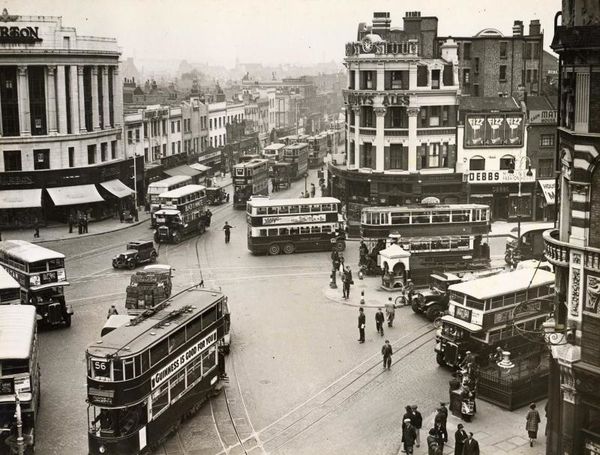 Lost___London's tweet photo. Elephant &amp; Castle, SE1 @Britains___Pubs https://t.co/deXoTtUbOR
