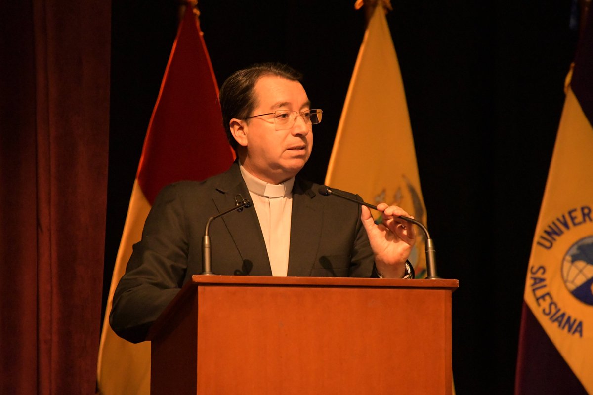 upsalesianaec's tweet photo. 🥼 En la sede #Cuenca, celebramos la Ceremonia de Entrega y Bendición de Mandiles de estudiantes de la carrera de #Odontología. Este simbólico acto marca el trascendental inicio de la práctica clínica para nuestros futuros profesionales.

👏 Con este importante paso, la Universidad Politécnica Salesiana abre oficialmente las puertas de sus Clínicas Odontológicas al público. Nuestros estudiantes, ahora en su etapa clínica, están listos para ofrecer atención de calidad, combinando el conocimiento académico con la práctica supervisada.

#UPSEcuador #UPSCuenca