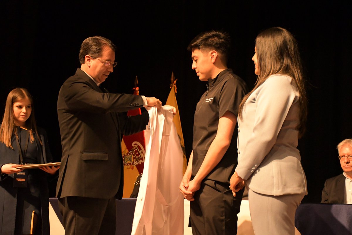 upsalesianaec's tweet photo. 🥼 En la sede #Cuenca, celebramos la Ceremonia de Entrega y Bendición de Mandiles de estudiantes de la carrera de #Odontología. Este simbólico acto marca el trascendental inicio de la práctica clínica para nuestros futuros profesionales.

👏 Con este importante paso, la Universidad Politécnica Salesiana abre oficialmente las puertas de sus Clínicas Odontológicas al público. Nuestros estudiantes, ahora en su etapa clínica, están listos para ofrecer atención de calidad, combinando el conocimiento académico con la práctica supervisada.

#UPSEcuador #UPSCuenca