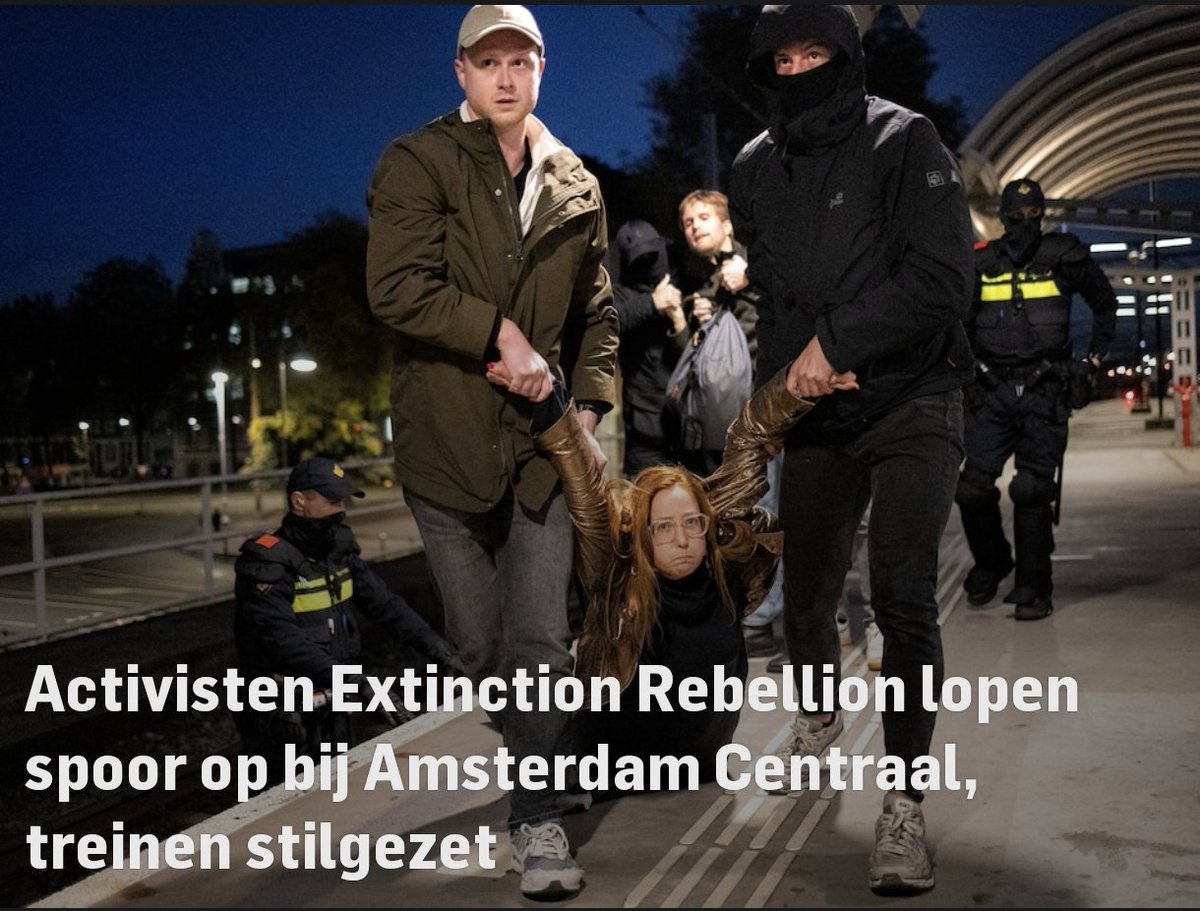 maartenbrink's tweet image. Zo’n vijftien activisten van #ExtinctionRebellion (#XR) hebben woensdagavond opnieuw treinsporen geblokkeerd. Ditmaal op station #Amsterdam Centraal. De treinen werden stilgezet. De #politie heeft ze gearresteerd.

ad.nl/binnenland/act…