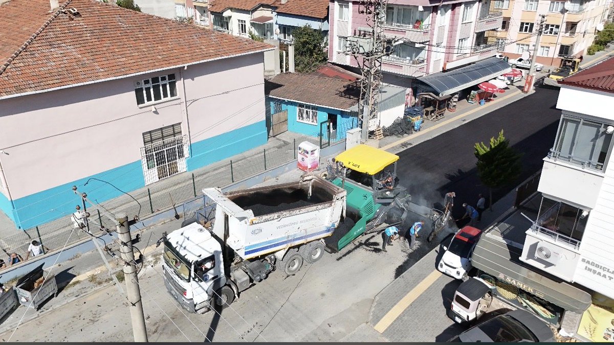 vezirkopru55tr's tweet photo. #Vezirköprü ilçe merkezinde bozulan ve deforme olmuş olan yollar #belediye ekiplerince sıcak #asvalt çalışmaları yapılarak yenilendi. Emeği geçenlere teşekkür ediyoruz. https://t.co/75bKghcZ2f
