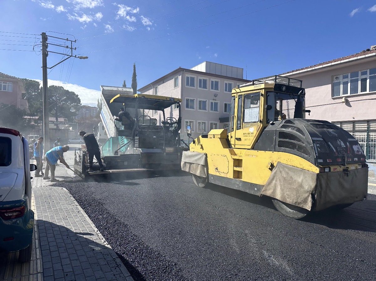 vezirkopru55tr's tweet photo. #Vezirköprü ilçe merkezinde bozulan ve deforme olmuş olan yollar #belediye ekiplerince sıcak #asvalt çalışmaları yapılarak yenilendi. Emeği geçenlere teşekkür ediyoruz. https://t.co/75bKghcZ2f