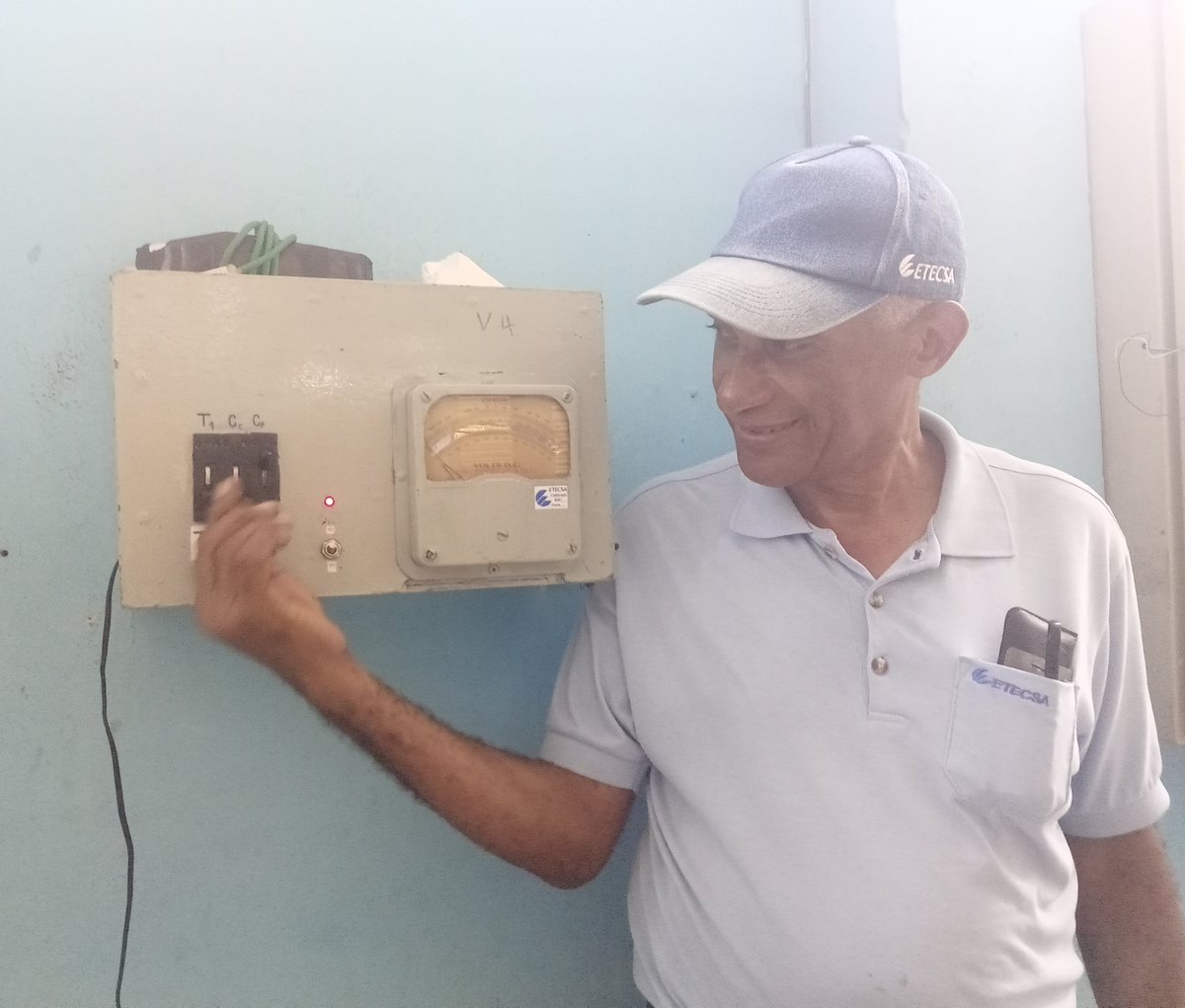 leonormg73's tweet photo. 💡Modesto Ignacio Fuentes del #CTLÁguila muestra con orgullo el antes y el después de la reparación de los Vómetros a partir de su ingenio y componentes reciclados, por lo que resultó Relevante en el #FórumPorLaInnovación 👏

#LaNorteALaVanguardia https://t.co/JcVnYU3tJQ
