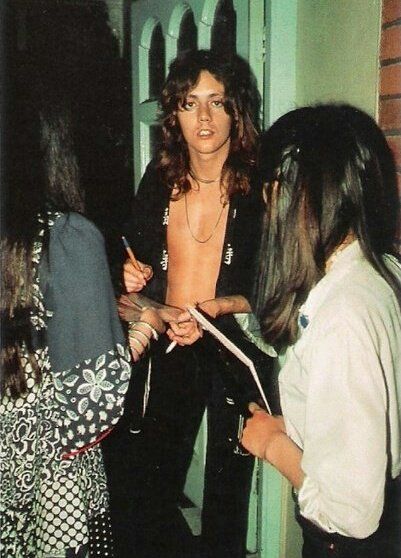 Roger dos anos 70 tem cara de quem usa perfume feminino