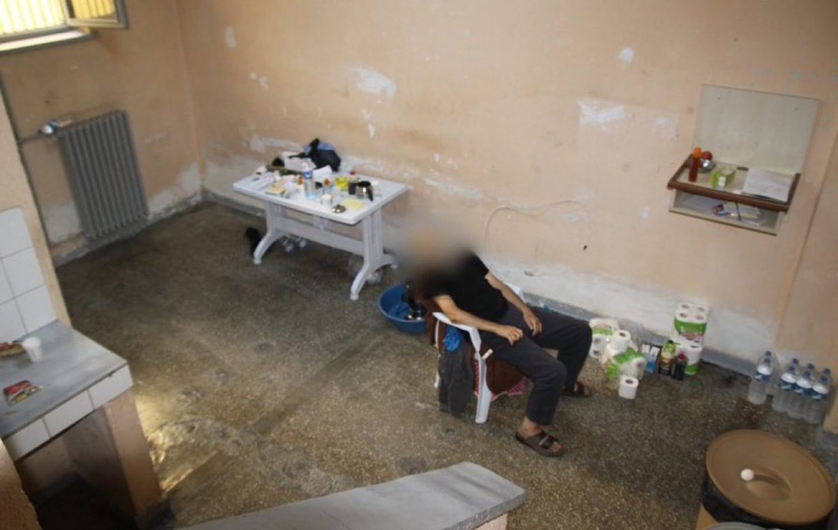KHK'lı polis memuru Mustafa Kabakçıoğlu, Gümüşhane Cezaevi'nde ağır hastayken tek kişilik bir hücrede konuldu. Cansız bedeni bulunduğunda, plastik bir sandalyede oturur vaziyetteydi.

Bu, açıkça ölüme terk edilişti…
(29 Ağustos 2020)

<a href="/Ghanevalilik/">Gümüşhane Valiliği</a> 

CezaevindeÖlüme DurDe