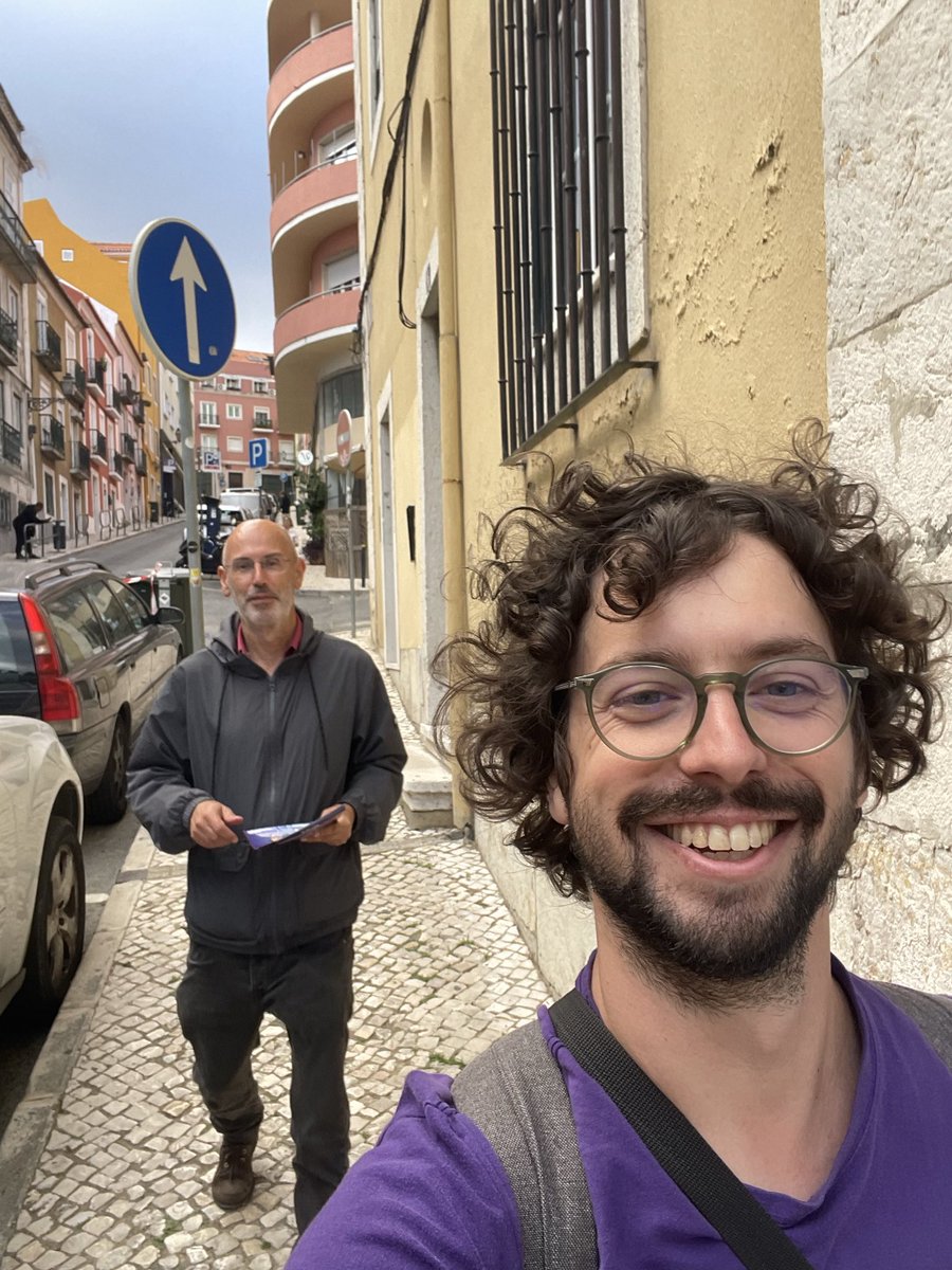 VoltLisboa's tweet photo. Hoje estamos em campanha pela Misericórdia, falando com comerciantes e residentes sobre as nossas propostas para melhorar a habitação, transportes e higiene urbana na cidade e na freguesia.

Dia 12, vota Volt! 💜 https://t.co/SFJNKrBmlO