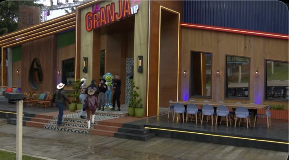 BellaIndirecta's tweet photo. Pues por lo pronto, ya se notó el presupuesto de Azteca en #LaGranjaVIP
#LaCasaDeLosFamososMx ya se vio hasta pobre 😂
Este reality ya promete y mucho, aquí nos vemos a partir del domingo amigues, listas pa´l chisme. 😎 https://t.co/V1tySJ7l6U