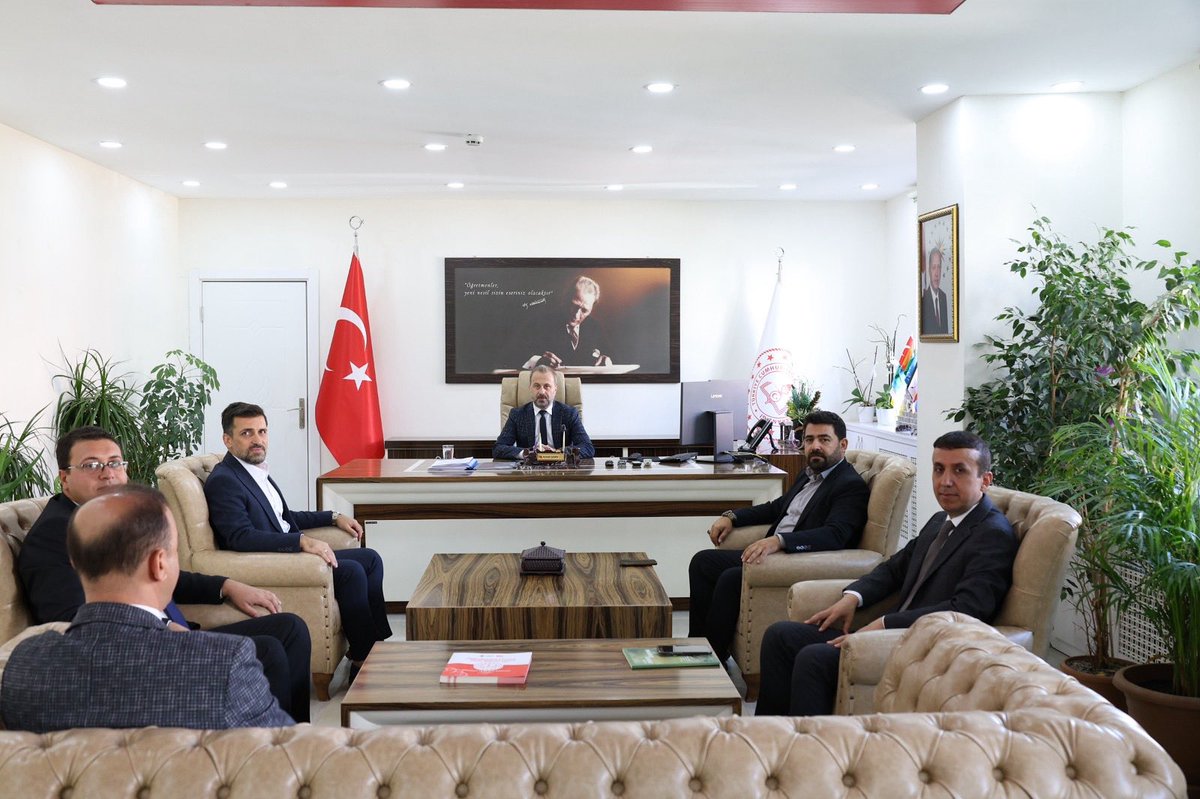 Elazığ Gençlik ve Spor İl Müdürlüğünden KYK Yurt Hizmetlerinden sorumlu Müdür Yardımcısı Oktay ARIK, Gençlik Hizmetlerinden sorumlu Müdür Yardımcısı Serkan SİS ve Spor Şube Müdürü Mustafa ÖZDEMİR İl Müdürümüz Beraat ŞAHİN’e hayırlı olsun ziyaretinde bulundular. Konuklarımıza