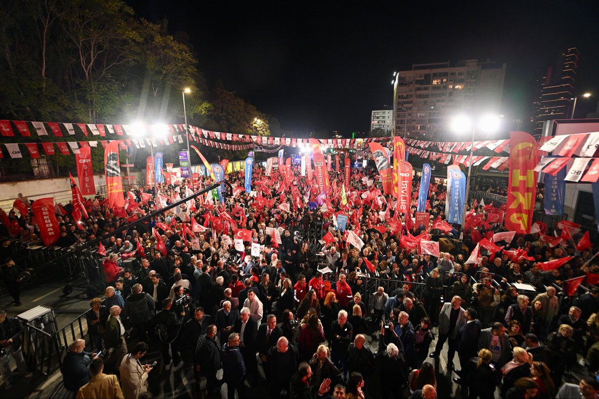 alperyegin_'s tweet photo. Haksız ve hukuksuz tutukluluğun 200. gününde; Cumhurbaşkanı adayımız Sayın Ekrem İmamoğlu ve yol arkadaşlarımızın yanında olduğumuzu bir kez daha güçlü biçimde ifade ettik.
Genel Başkanımız Sayın Özgür Özel’in öncülüğünde, Şişli Meydanı’nda binlerce vatandaşımızla birlikte demokrasi, adalet ve özgürlük talebimizi haykırdık.