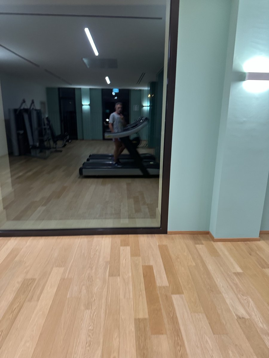batteraio's tweet image. Io e Lisa Migliorini sul tappeto: lei corre come una gazzella, io sopravvivo con dignità. 😂 #WorkoutMode #RunningStruggles