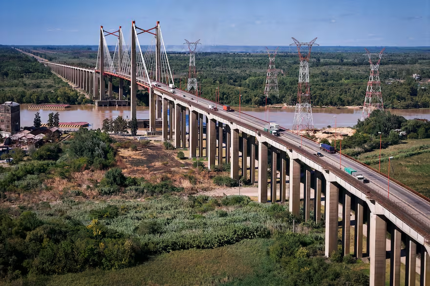 🚨 De Cuadernos a la Ruta del Mercosur (1/3)
Hoy se abrió la primera licitación vial del gobierno Milei y se presentaron 6 propuestas. 
¿Los oferentes? Los mismos de siempre: Roggio, Cartellone, Panedile, Rovella Carranza y un consorcio integrado por Obring, Rovial, Edeca, Pitón