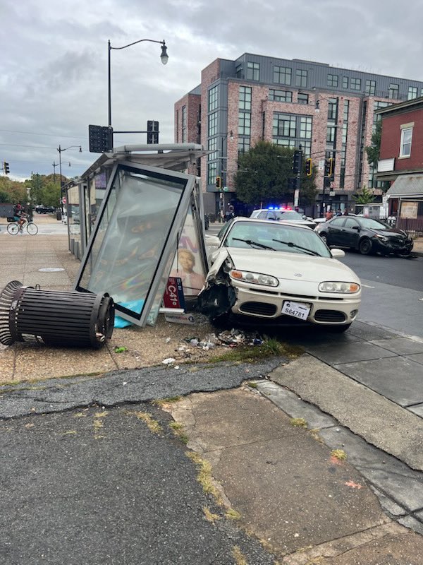 philipcoppage's tweet photo. I’m not sure you’re allowed to park there.  Hopefully nobody was injured. https://t.co/qsDV4YeUZS