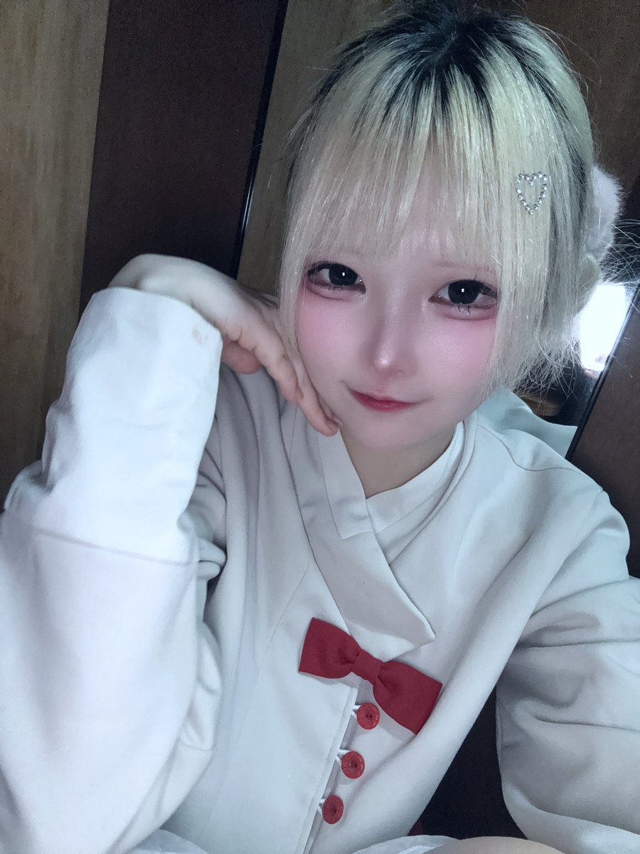 251008 와쿠와쿠 추석 특집

오랜만에 겐바 !!!!! 플로어 엄청 뜨거워서 좋았다 😻
한복은 카리에게 빌린 옷이에요 🥺 카리야 고마오
오랜만에 겐바라 그런지 광장히 숨이 찼어요
😭😭 그럼에도 엄청 즐겁고 행복했드아 !!

다음겐바는 9일 ! 프리즘에서 만나요 😻