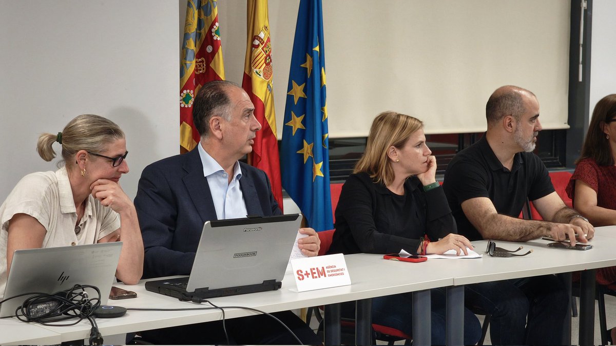 👉 Seguimos la evolución del episodio de lluvias previsto, en la reunión convocada por la Generalitat en el Centro de Coordinación de Emergencias.

Todos los organismos del Estado están en alerta y a disposición de la Generalitat para colaborar si es necesario.

Es fundamental