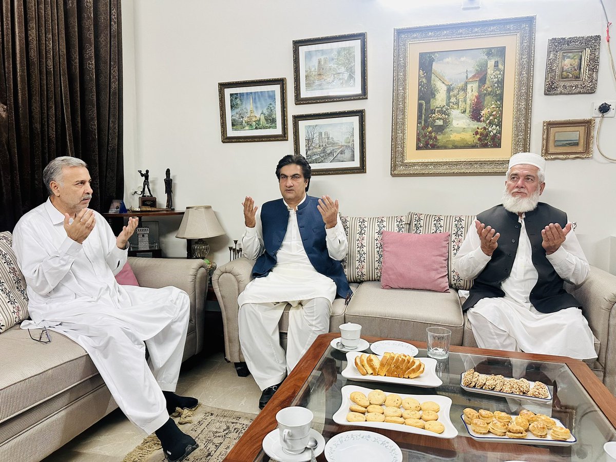 SyedMAliShah_'s tweet image. صوبائی صدر پاکستان پیپلز پارٹی سید محمد علی شاہ باچا نے پی کے-66 کے سابقہ امیدوار سید باقر شاہ کے گھر ان کے بہنوئی کی وفات پر تعزیت کی۔ انہوں نے مرحوم کے ایصالِ ثواب کے لیے دعا کی اور لواحقین سے دلی ہمدردی کا اظہار کیا۔
اس موقع پر صوبائی صدر کے مشیر اسامہ یار اور فضل حق بھی ان…