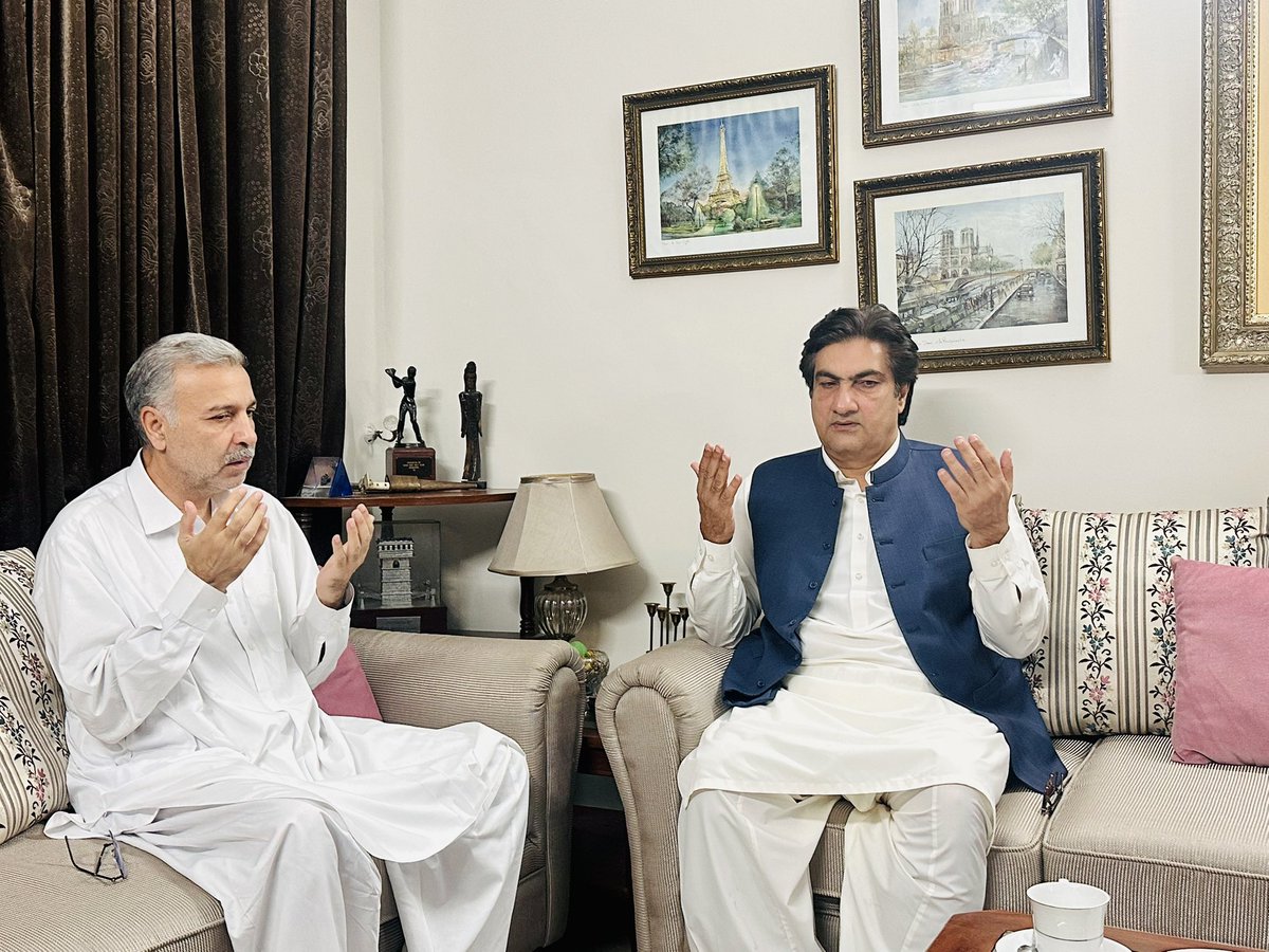 SyedMAliShah_'s tweet image. صوبائی صدر پاکستان پیپلز پارٹی سید محمد علی شاہ باچا نے پی کے-66 کے سابقہ امیدوار سید باقر شاہ کے گھر ان کے بہنوئی کی وفات پر تعزیت کی۔ انہوں نے مرحوم کے ایصالِ ثواب کے لیے دعا کی اور لواحقین سے دلی ہمدردی کا اظہار کیا۔
اس موقع پر صوبائی صدر کے مشیر اسامہ یار اور فضل حق بھی ان…