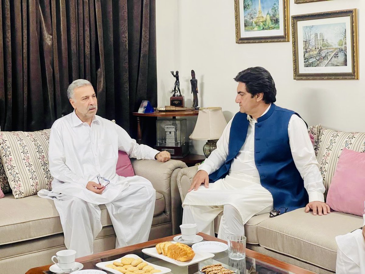 SyedMAliShah_'s tweet image. صوبائی صدر پاکستان پیپلز پارٹی سید محمد علی شاہ باچا نے پی کے-66 کے سابقہ امیدوار سید باقر شاہ کے گھر ان کے بہنوئی کی وفات پر تعزیت کی۔ انہوں نے مرحوم کے ایصالِ ثواب کے لیے دعا کی اور لواحقین سے دلی ہمدردی کا اظہار کیا۔
اس موقع پر صوبائی صدر کے مشیر اسامہ یار اور فضل حق بھی ان…