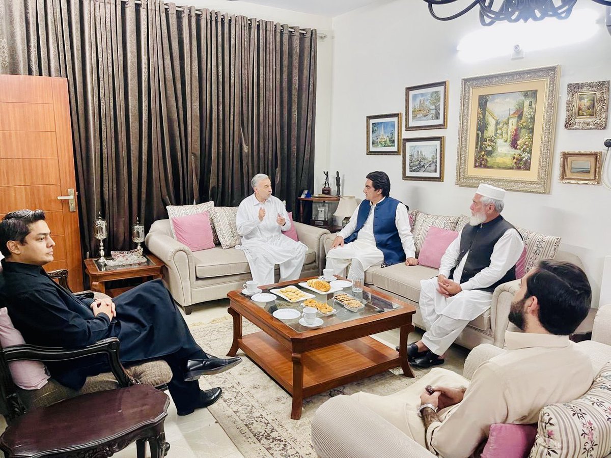 SyedMAliShah_'s tweet image. صوبائی صدر پاکستان پیپلز پارٹی سید محمد علی شاہ باچا نے پی کے-66 کے سابقہ امیدوار سید باقر شاہ کے گھر ان کے بہنوئی کی وفات پر تعزیت کی۔ انہوں نے مرحوم کے ایصالِ ثواب کے لیے دعا کی اور لواحقین سے دلی ہمدردی کا اظہار کیا۔
اس موقع پر صوبائی صدر کے مشیر اسامہ یار اور فضل حق بھی ان…