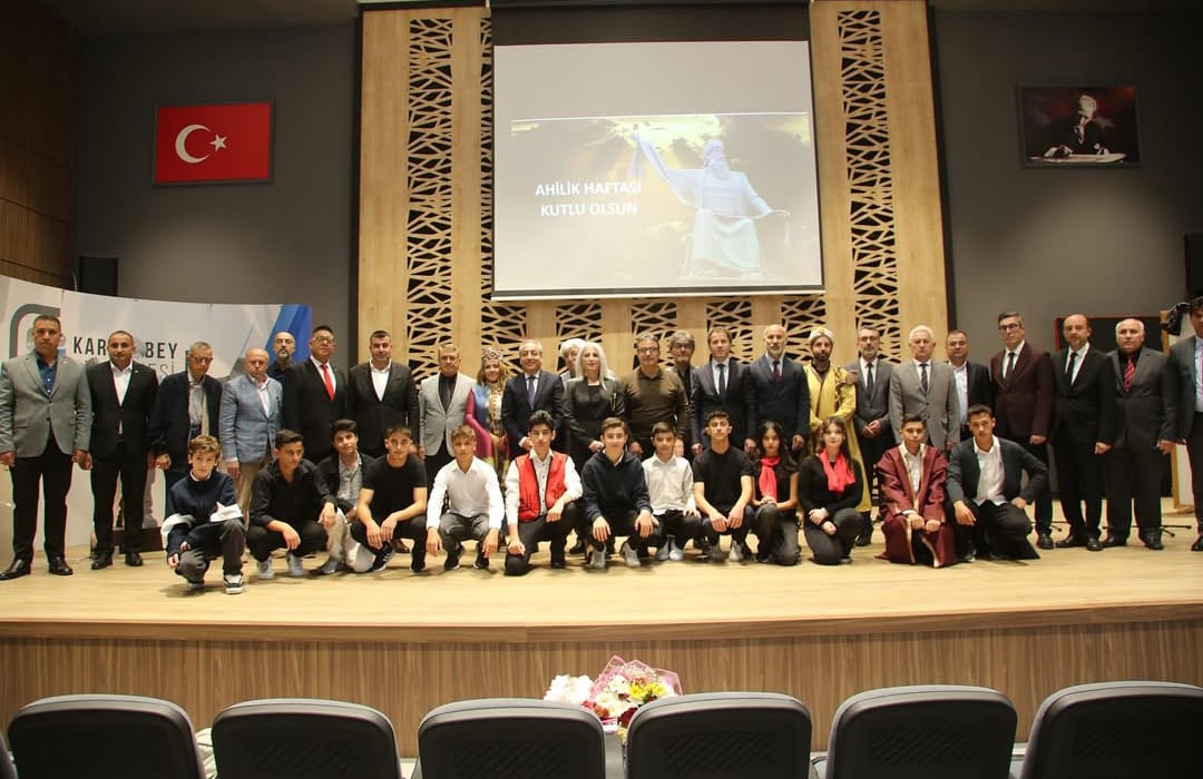 Ahilik Haftası etkinlikleri kapsamında okulumuz tarafından hazırlanan programı görkemli bir şekilde kutladık. Programı hazırlayan tüm öğretmenlerimize ve etkinliğe katılan misafirlerimize teşekkür ediyoruz.