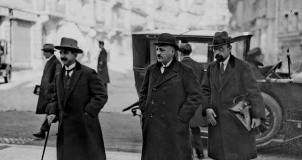 17/20
İkinci Delege Dr. Rıza Nur’un da tepesini attırmıştı. Rıza Nur  İsmet Bey’in “Kürt olduğunu” nasıl keşfettiğini şöyle anlatacaktı:

"Akşamları yemekten sonra İsmet’le bir iki saat laf yapıyoruz. Sonra çalışıyoruz. Benim Türkçülüğüme ait tetkikatımı soruyor.