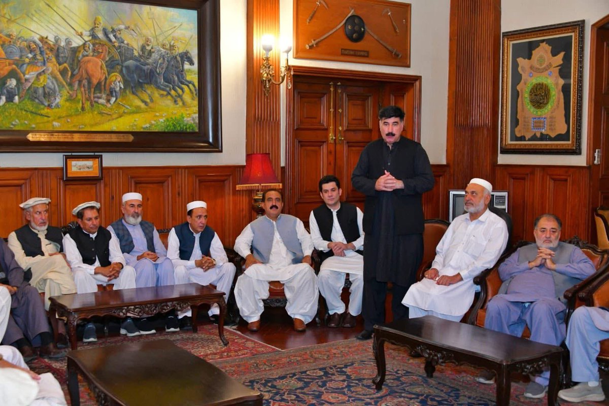 SyedMAliShah_'s tweet image. پشاور: پاکستان پیپلز پارٹی کے سینئر رہنما و سابق رکن قومی اسمبلی اخونزادہ چٹان کی قیادت میں باجوڑ کے نمائندہ وفد نے گورنر خیبرپختونخوا فیصل کریم کنڈی اور صوبائی صدر پیپلز پارٹی سید محمد علی شاہ باچا سے گورنر ہاؤس پشاور میں ملاقات کی۔
ملاقات میں باجوڑ کے موجودہ حالات، متاثرینِ…