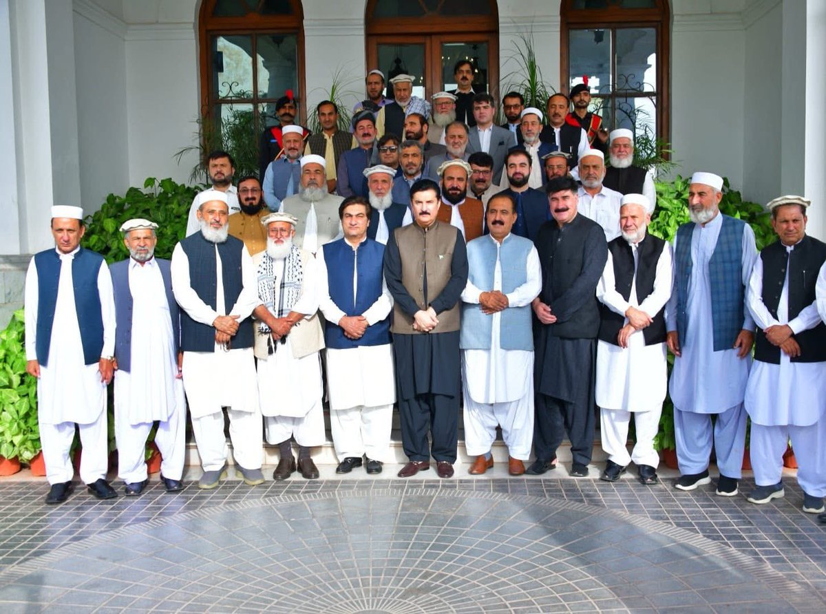 SyedMAliShah_'s tweet image. پشاور: پاکستان پیپلز پارٹی کے سینئر رہنما و سابق رکن قومی اسمبلی اخونزادہ چٹان کی قیادت میں باجوڑ کے نمائندہ وفد نے گورنر خیبرپختونخوا فیصل کریم کنڈی اور صوبائی صدر پیپلز پارٹی سید محمد علی شاہ باچا سے گورنر ہاؤس پشاور میں ملاقات کی۔
ملاقات میں باجوڑ کے موجودہ حالات، متاثرینِ…