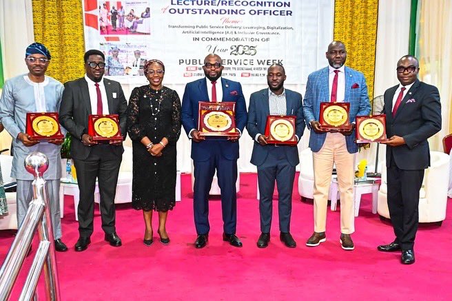 LagosHOS's tweet photo. Lagos State Head of Service, Mr. Bode Agoro, has called on Public Servants to harness the power of digitalization and Artificial Intelligence (AI), to promote inclusive governance and enhance public satisfaction.
#LagosPublicServiceWeek https://t.co/AktfpHxe59