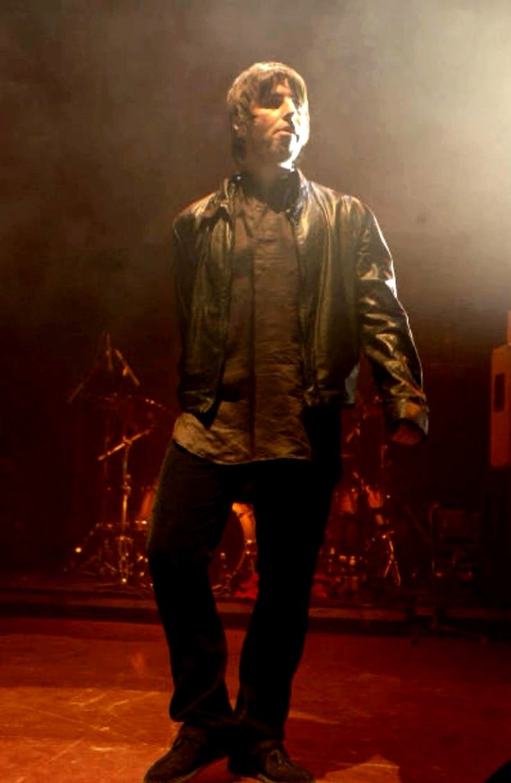 liam gallagher in 2002...this style icon needs to come back to us