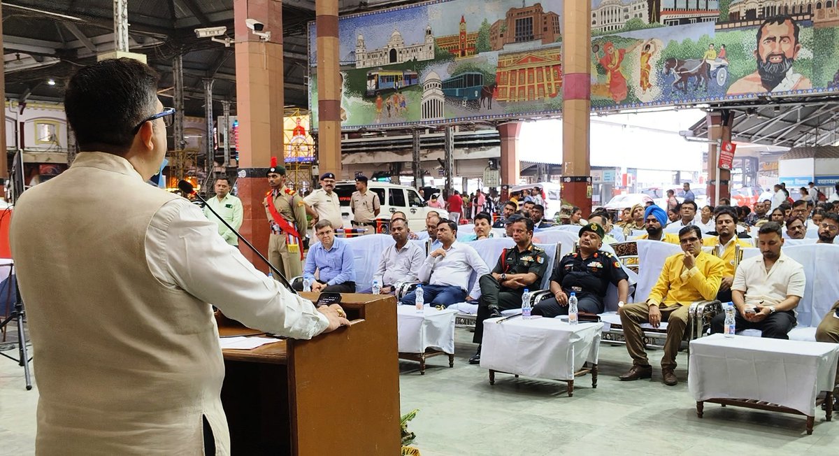 drmhowrah's tweet photo. As part of #SpecialCampaign5.0, NCC 2nd Battalion cadets collaborated with Howrah Division, Eastern Railway, performing impactful Nukkad Nataks and leading an Anti-Littering Pledge with travellers at Howrah Station. 🇮🇳 

Shri Vishal Kapoor, Divisional Railway Manager, Howrah, appreciated the commendable performances of the NCC cadets during the #SpecialCampaign5_0 event held at Howrah Station. He also expressed heartfelt gratitude to Brigadier Jogesh Kulkarni, Group Commander, Kolkata NCC, for his enthusiastic participation and continued support, highlighting the spirit of collaboration towards nation-building and community awareness.  

#SpecialCampaign5.0 #IRSpecialCampaign5 #SCDPM5.0 #SwachhBharat #AmritKaal #IndianRailways #NCC #CleanIndia #EasternRailway #shreevatsgoswami #IndianCricket #MinistryofDefence #modifiles 
@monamisamadder @nccwbskm @shreevatsgoswami