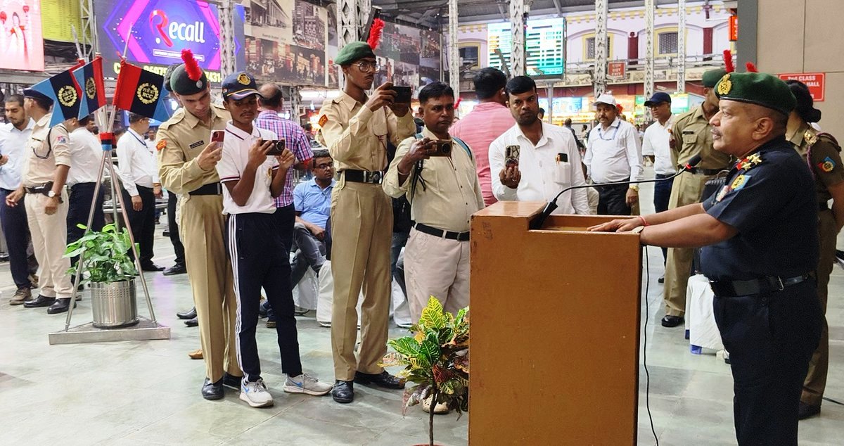 drmhowrah's tweet photo. As part of #SpecialCampaign5.0, NCC 2nd Battalion cadets collaborated with Howrah Division, Eastern Railway, performing impactful Nukkad Nataks and leading an Anti-Littering Pledge with travellers at Howrah Station. 🇮🇳 

Shri Vishal Kapoor, Divisional Railway Manager, Howrah, appreciated the commendable performances of the NCC cadets during the #SpecialCampaign5_0 event held at Howrah Station. He also expressed heartfelt gratitude to Brigadier Jogesh Kulkarni, Group Commander, Kolkata NCC, for his enthusiastic participation and continued support, highlighting the spirit of collaboration towards nation-building and community awareness.  

#SpecialCampaign5.0 #IRSpecialCampaign5 #SCDPM5.0 #SwachhBharat #AmritKaal #IndianRailways #NCC #CleanIndia #EasternRailway #shreevatsgoswami #IndianCricket #MinistryofDefence #modifiles 
@monamisamadder @nccwbskm @shreevatsgoswami