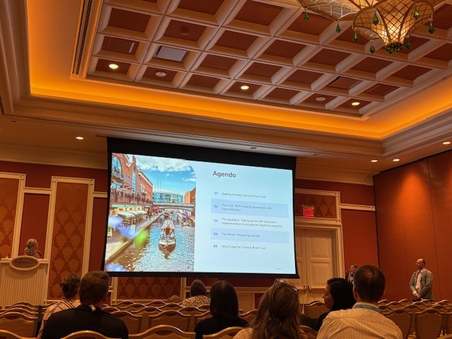 _Lavasource's tweet image. We&apos;re live at #DayforceDiscovery! Our @faisal_hawa in discussion with @CanalRiverTrust about their recent maturity assessment and HCM Transformation.   #Lavasource #Technology #Consulting #Payroll #HR @WynnLasVegas