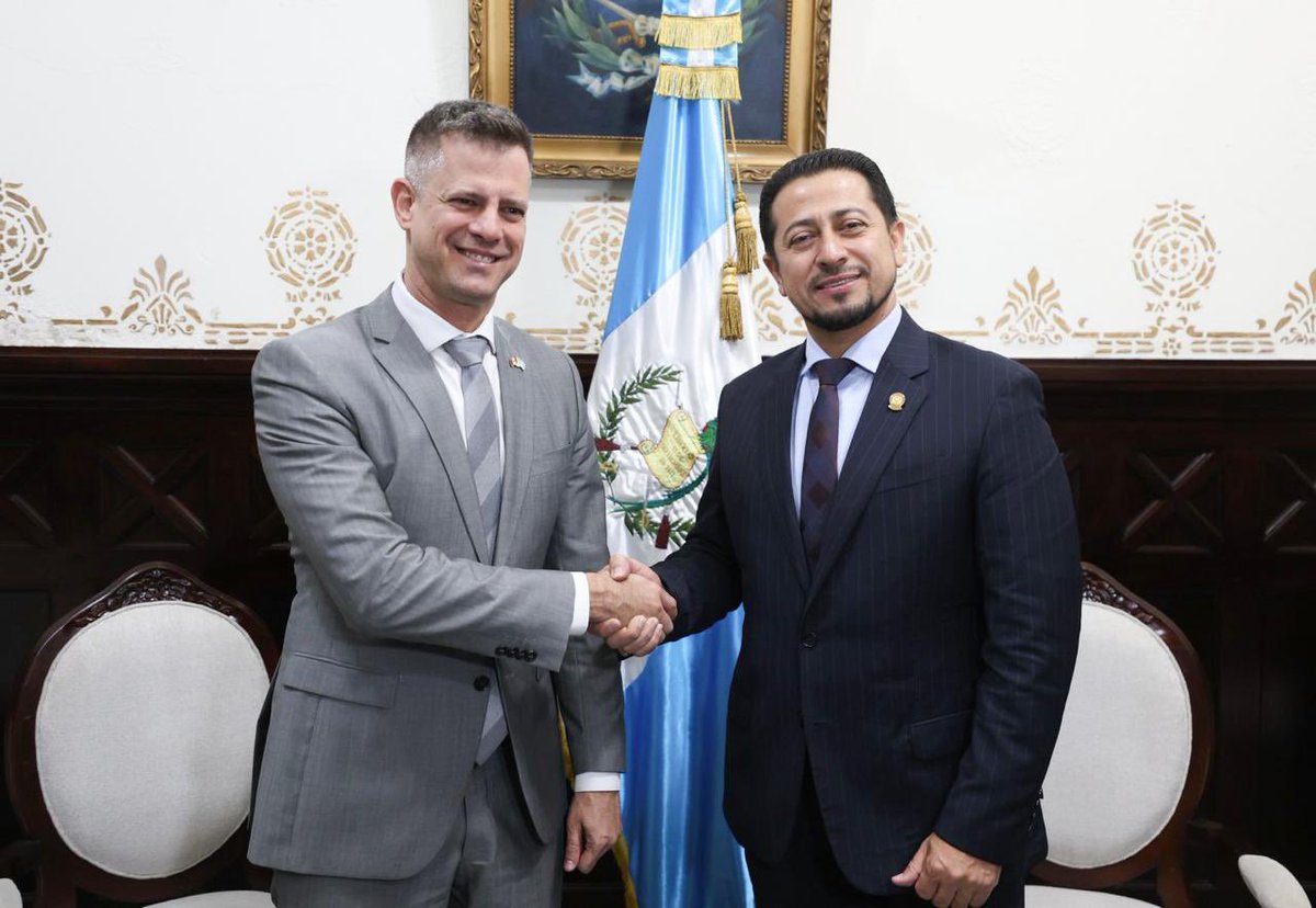 Une conversation productive qui ouvre de nouvelles voies de collaboration entre le 🇬🇹 et 🇨🇦Dans le contexte des prochaines élections de second degré, cette rencontre revêt une importance particulière pour le renforcement des cadres institutionnels et des liens entre les deux pays