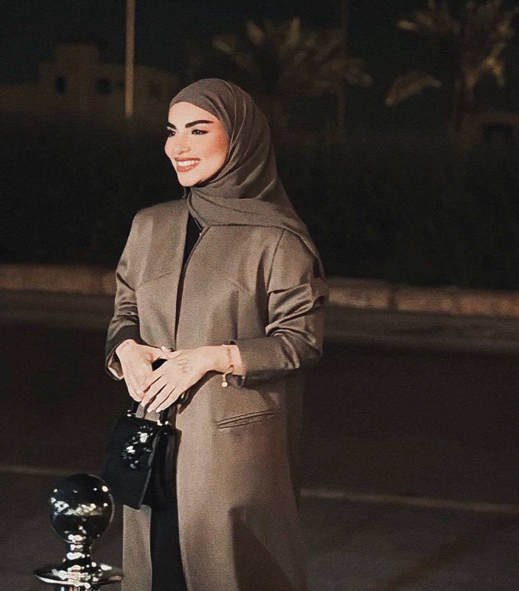 يستهويني الشخص الحنون ، حنون 
كحنية ملامحك 🌻🤎.