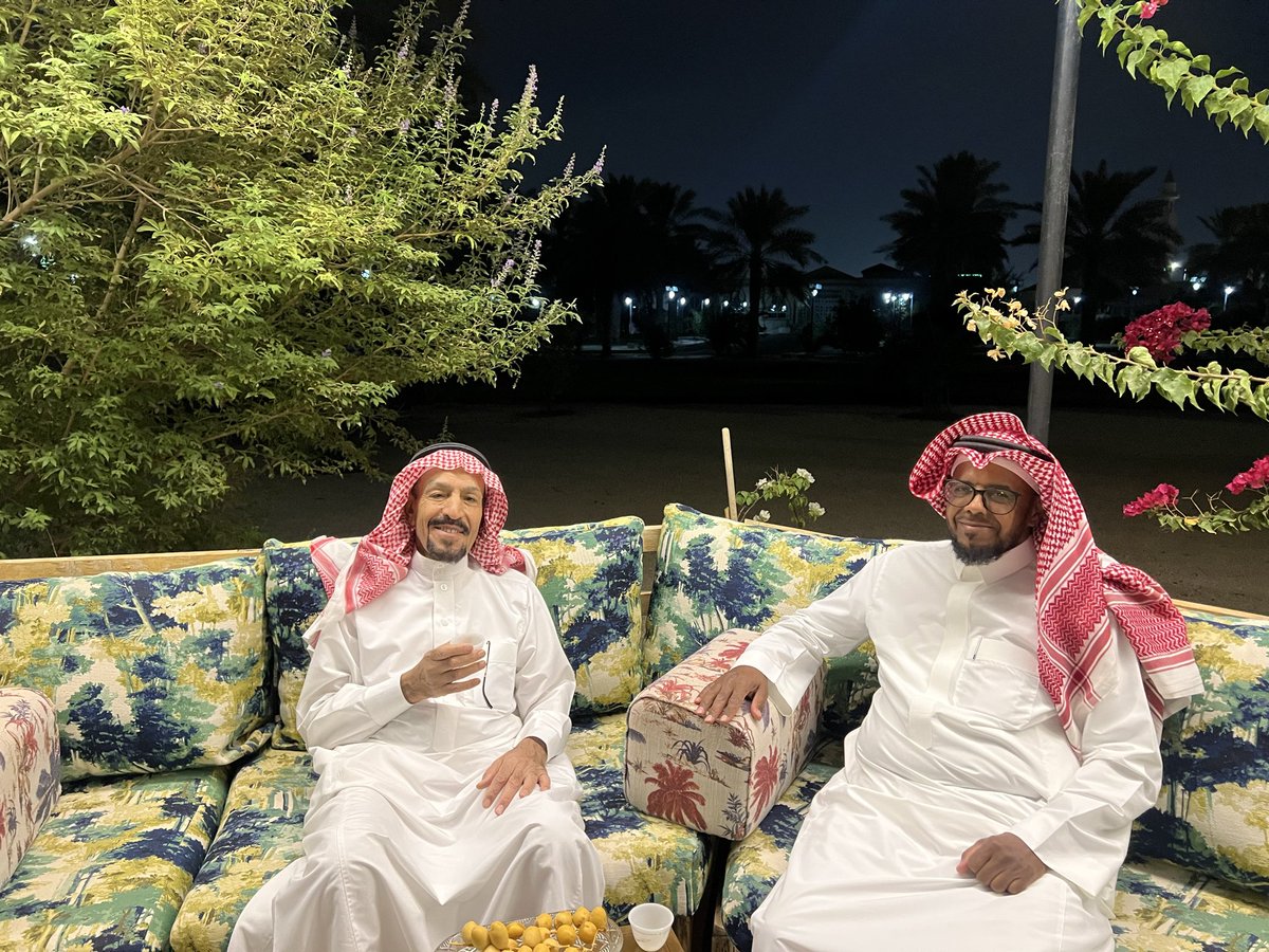 في جلسة محفوفة بالمودة والصحبة الطيبة .. منزل الدكتور عبد الرحمن بن عبد الله المشيقح وأخوانه حيث مجلسه العامر  بالكرم والترحاب برفقة عبد العزيز الدرع .. مجلس يجمع العلم والثقافة والأصالة