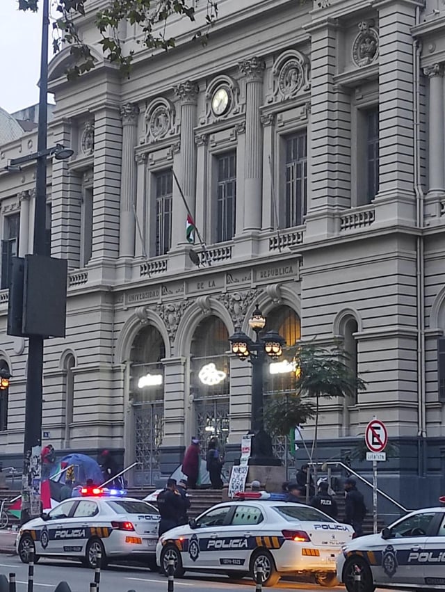 adrianbarcelo_'s tweet image. Excelente. Se tiene que terminar la ridiculez de sustituir el Pabellón Nacional y nuestros símbolos patrios en edificios PÚBLICOS QUE MANTENEMOS ENTRE TODOS, por la bandera lgbt, y la burla constante a nuestra Patria. El que quiera poner el trapo multicolor o la bandera de…