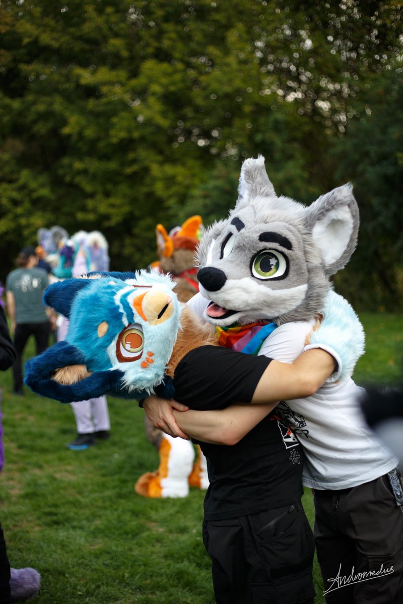 Big hug! w/ <a href="/kk_slate/">Kibzy</a> 

📸 <a href="/AndromedusWolf/">Andromedus</a>