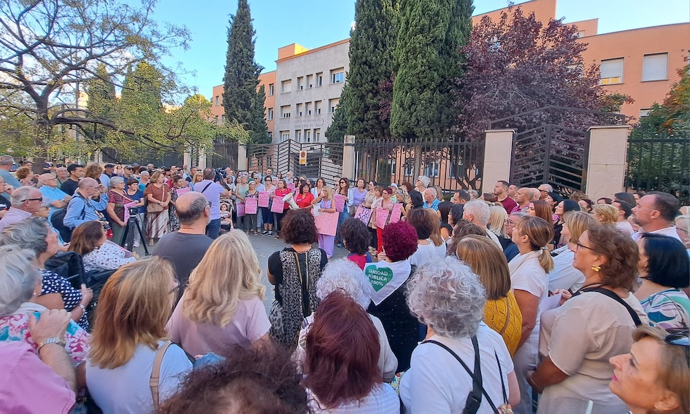 IndeGranada's tweet photo. Indignación en Granada por los fallos en el cribado del cáncer de mama y solidaridad con las mujeres afectadas

👉En una multitudinaria concentración ante la sede de la Delegación territorial de Salud y Consumo en la capital granadina. Te informamos.
https://t.co/tihgoeUhtO https://t.co/clskfBqHbQ