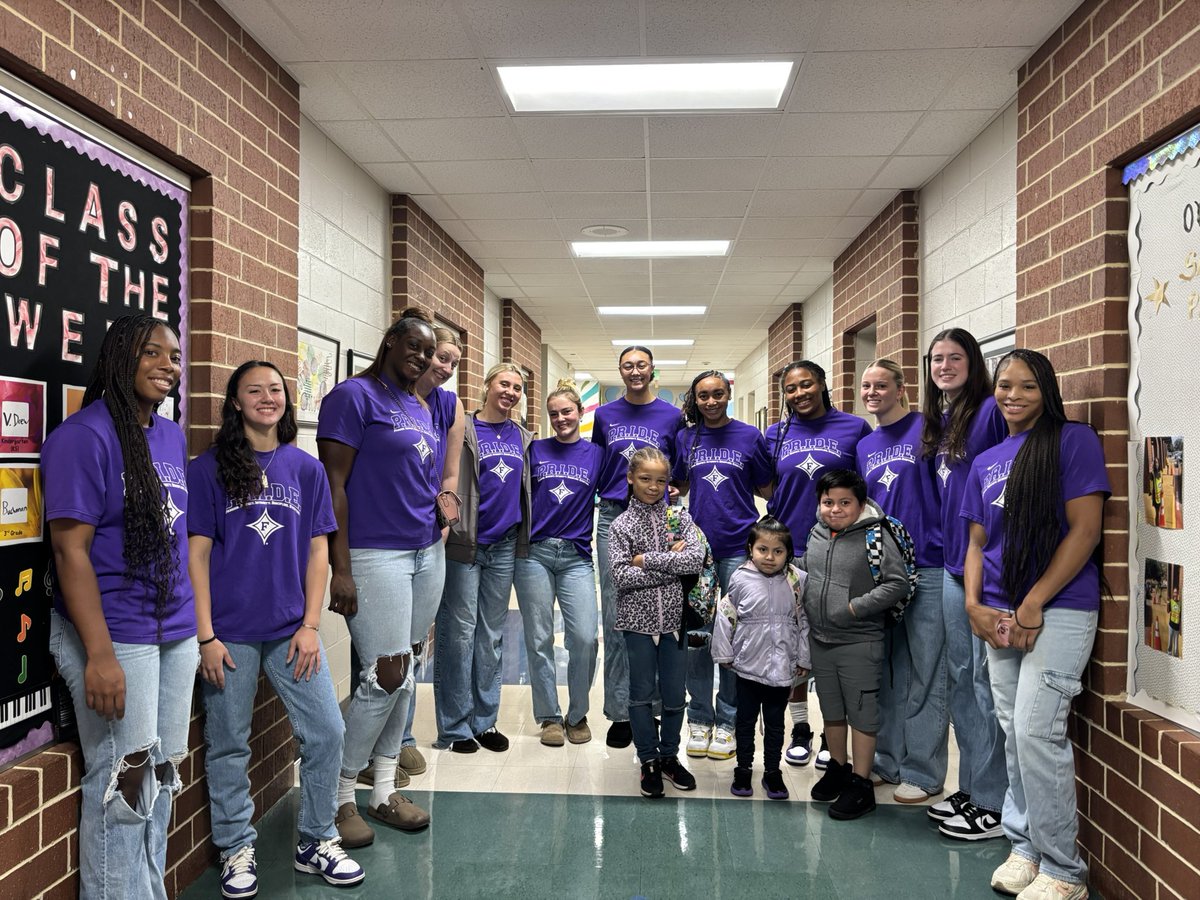 FurmanWBB's tweet image. This morning, we kicked off the day with smiles and high-fives, spreading positivity to our Greenville County students! Here’s to a happy Wednesday and a brighter tomorrow. #CommunityService #SpreadTheJoy