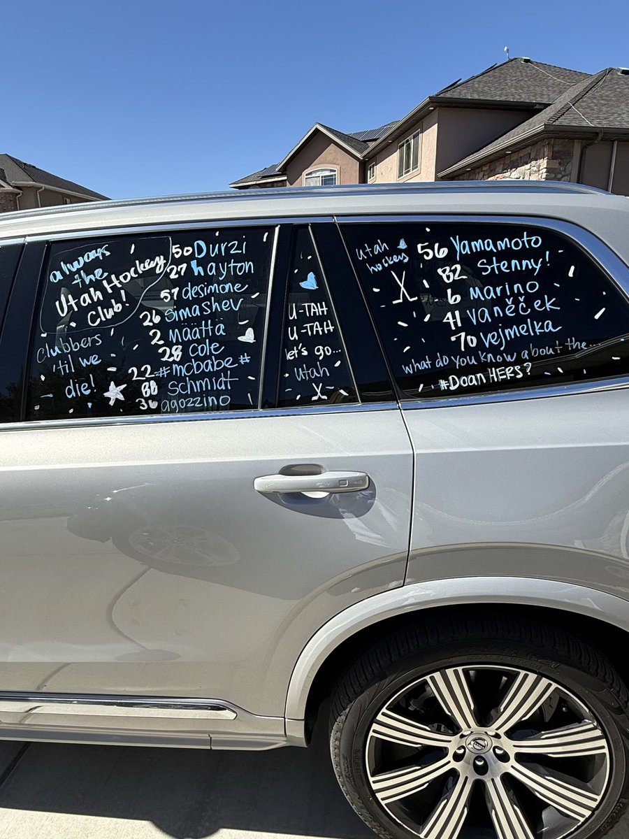 x-YourMomLovesHockey tweet media