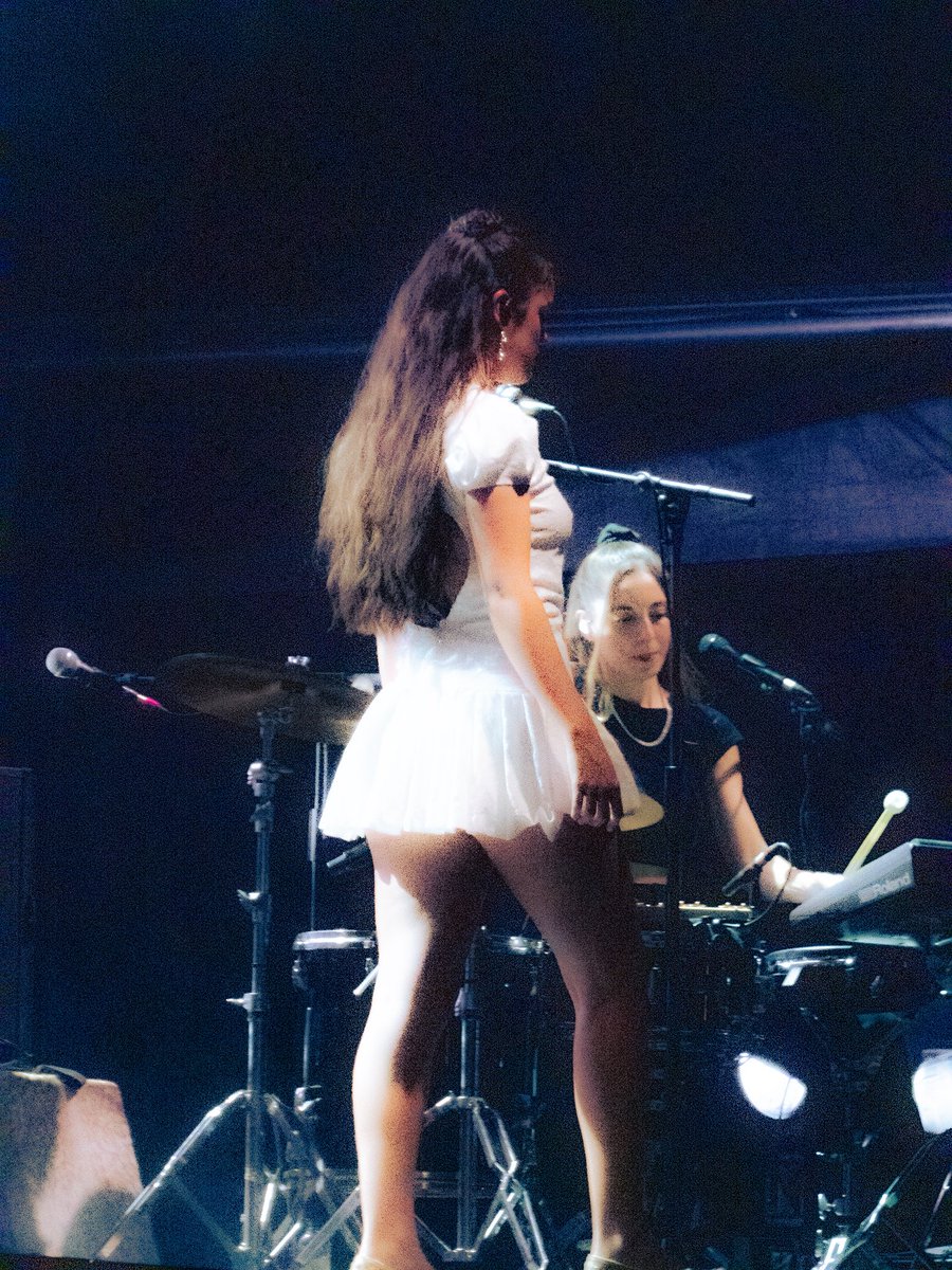 1nespng's tweet photo. Fotos a @amaiaromero en el festival B con una digicam https://t.co/28YTvkVIgT