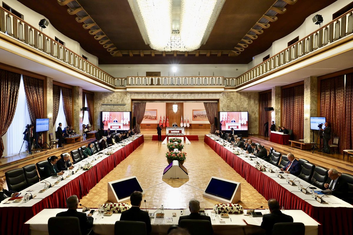 avcahitozkan's tweet photo. Millî Dayanışma, Kardeşlik ve Demokrasi Komisyonumuzun 14’üncü toplantısını, Türkiye Büyük Millet Meclisi Başkanımız Sayın Numan Kurtulmuş’un başkanlığında gerçekleştirdik.

Komisyonumuzun 14’üncü toplantısında Türkiye Emekli Subaylar Derneği (TESUD) Genel Başkanı Erdoğan Karakuş, T��rkiye Emekli Astsubaylar Derneği (TEMAD) Genel Başkanı Cahit Koca, Emekli Uzman Jandarmalar Derneği (EMUJAD) Genel Başkanı Şeref Çayırtepe ve Türkiye Emekli Uzman Erbaşlar Derneği (TEMUD) Genel Başkanı Ali Tilkici, Medeniyetler Beşiğinde Yakınlarını Kaybeden Aileler ile Yardımlaşma Dayanışma Birlik ve Kültür Derneği (MEBYA-DER) Batman Şube Başkanı Nezahat Toprak Hasan, MEBYA-DER Diyarbakır Şube Başkanı Ramazan Dengiz, Demokrasi ve Birlik Derneği (DEMBİRDER) Genel Başkanı Mehmet Metiner, Kamusal Politika ve Demokrasi Çalışmaları Derneği (PODEM) Yönetim Kurulu Üyesi Oral Çalışlar, Hak İnisiyatifi Derneği Genel Başkanı Fatma Bostan Ünsal ile Hak İnisiyatifi Derneği Genel Başkan Yardımcısı Mehmet Akif Koçer, Barış Vakfı Başkanı Hakan Temel Tahmaz ve Toplumsal Mutabakat Derneği (TMD) Başkanı Mahmut Şimşek kıymetli görüş ve önerilerini bizlerle paylaştılar.

Milletimizin kardeşliği, birliği ve dayanışmasıyla; fikirlerin, inançların ve gönüllerin buluştuğu güçlü bir Türkiye için çalışıyoruz. Hedefimiz; terörsüz, huzurlu, birlik içinde bir Türkiye. 🇹🇷