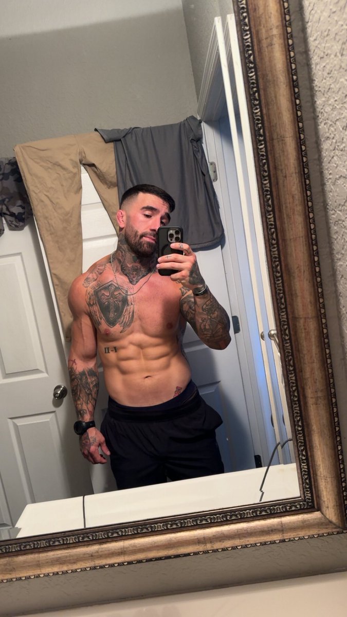 TheRealRomanOne's tweet image. Finally cut the tail off 😅